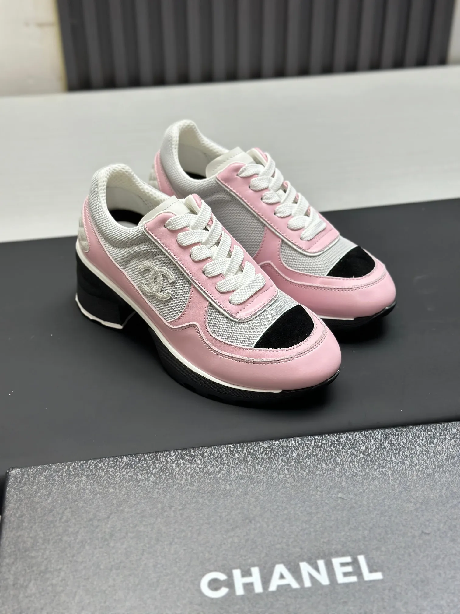Men's shoes 💰620💰Women's 🚺 Chanel Panda shoes! 2025 counter top casual sports shoes This classic design; the upper is in the style of electric embroidery with various techniques; the outsole is fashionable and sporty; the unusual inclusion of a variety of color matching elements... The diversified mix and match is very good-looking and versatile, and can be used for leisure, fashion, sports, and outdoor... ꫛꫀꪝ Go➫ Materials: ❶Upper made of: original imported first-layer silk cowhide + original waterproof cloth + original first-layer cowhide ❷Inner use: Original Yangli+wang ❸ Outsole based on: Original TPU combination outsole Special counter boutique packaging complete set for women 35–41
